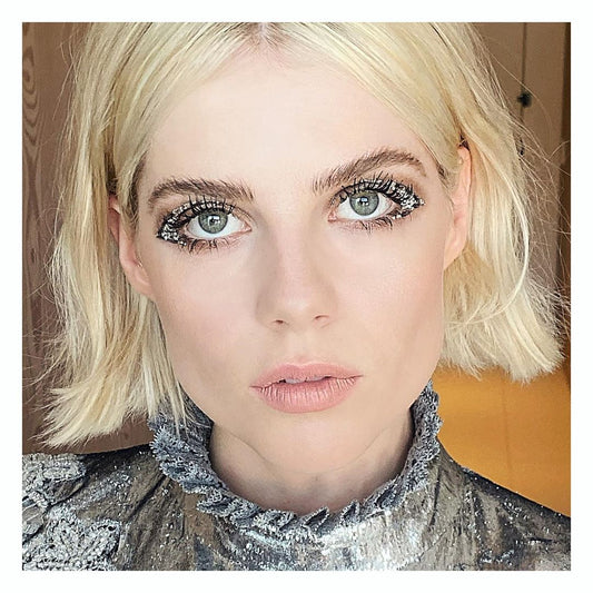 Lucy Boynton vai te ensinar a misturar maquiagem e skincare