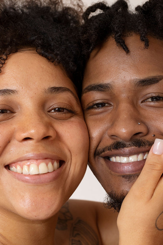 Pele negra e a hidratação como herança de família