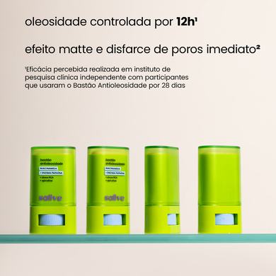Quatro unidades do Bastão Antioleosidade da Sallve sobre superfície verde, com destaque para os benefícios comprovados: controle da oleosidade por 12 horas, efeito matte imediato e disfarce de poros, segundo testes clínicos com uso por 28 dias.