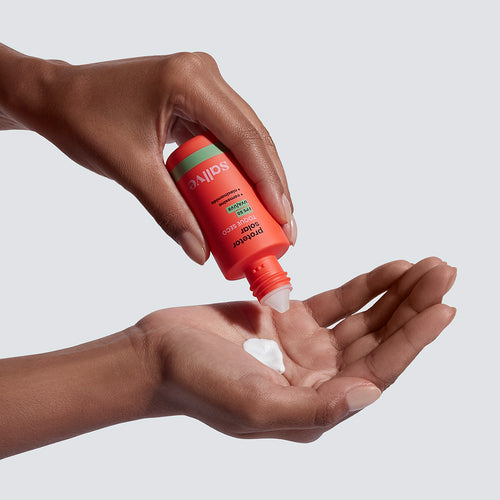 imagem protetor solar toque seco sallve na mão, mostrando textura do produto