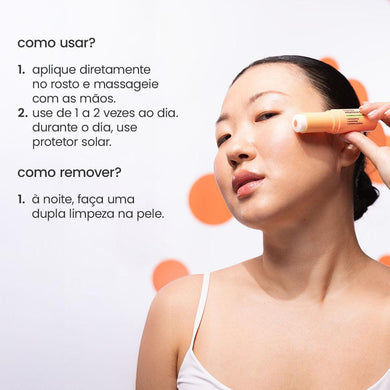 Modelo aplicando o Bastão Vitamina C Pura sallve diretamente no rosto com as mãos