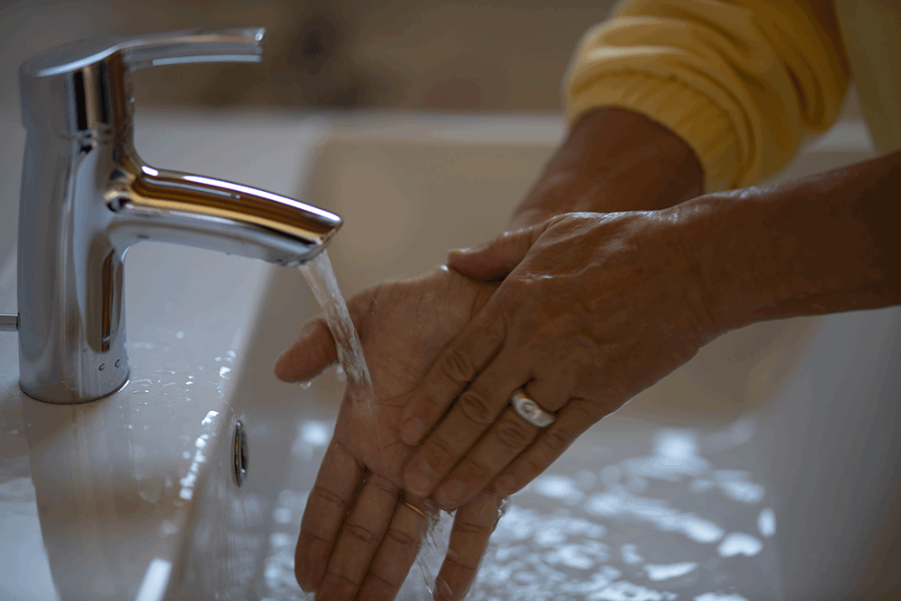Mãos ressecadas: como combater o efeito do álcool em gel