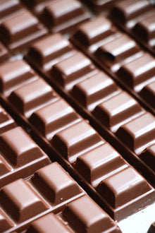 Chocolate dá espinha? Dermatologista esclarece a dúvida de quem tem acne