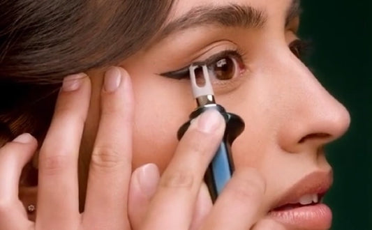 Maquiadora com Parkinson cria linha de maquiagem inclusiva