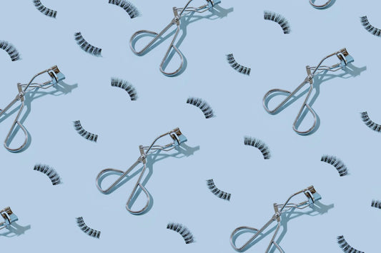 curvex e cílios postiços em fundo azul claro