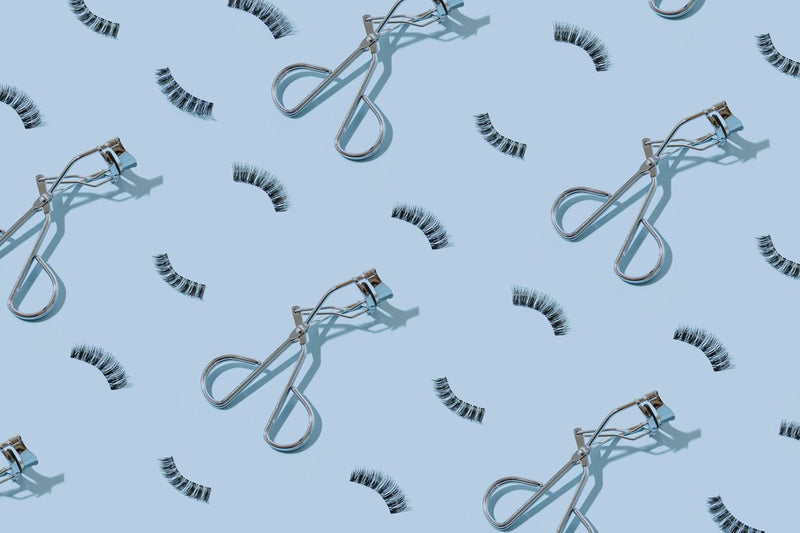 curvex e cílios postiços em fundo azul claro