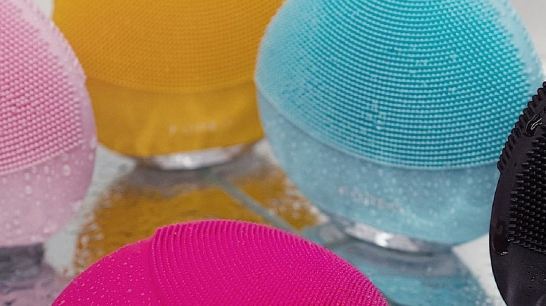 Escovas de limpeza facial vibratórias realmente ajudam a pele?