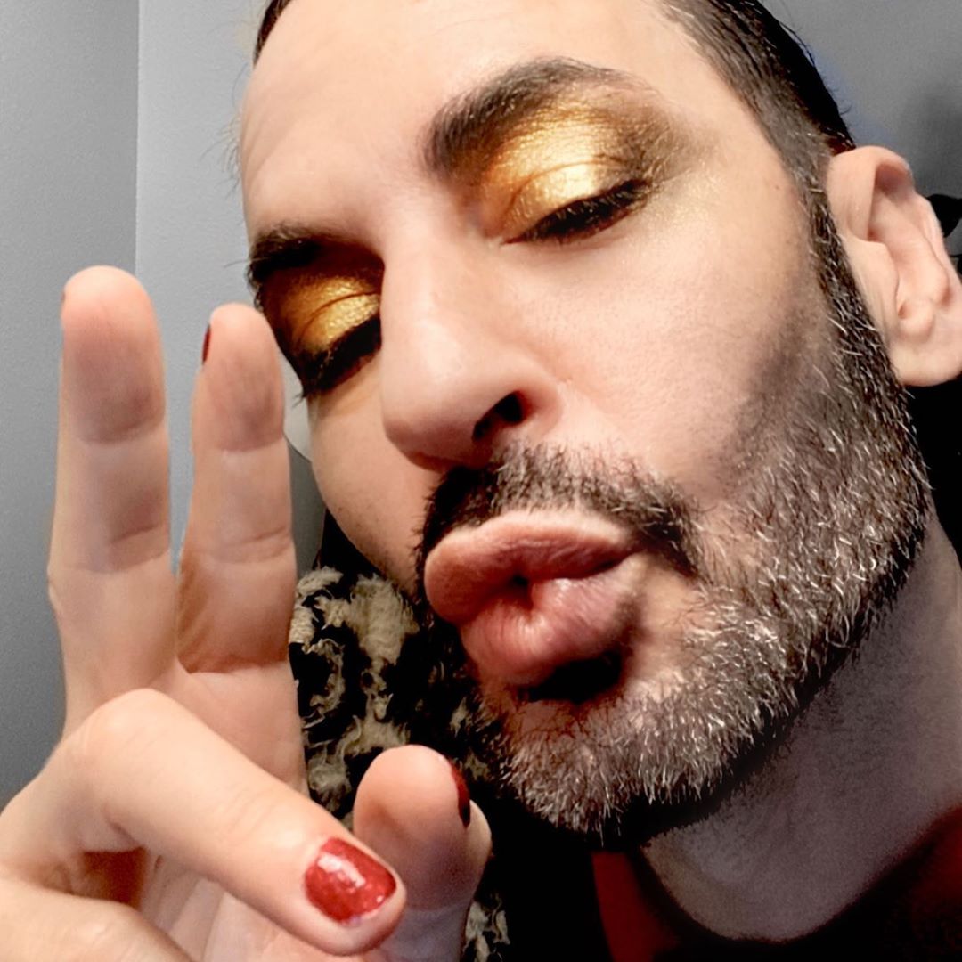 6 lições que amamos aprender no tutorial de maquiagem do Marc Jacobs