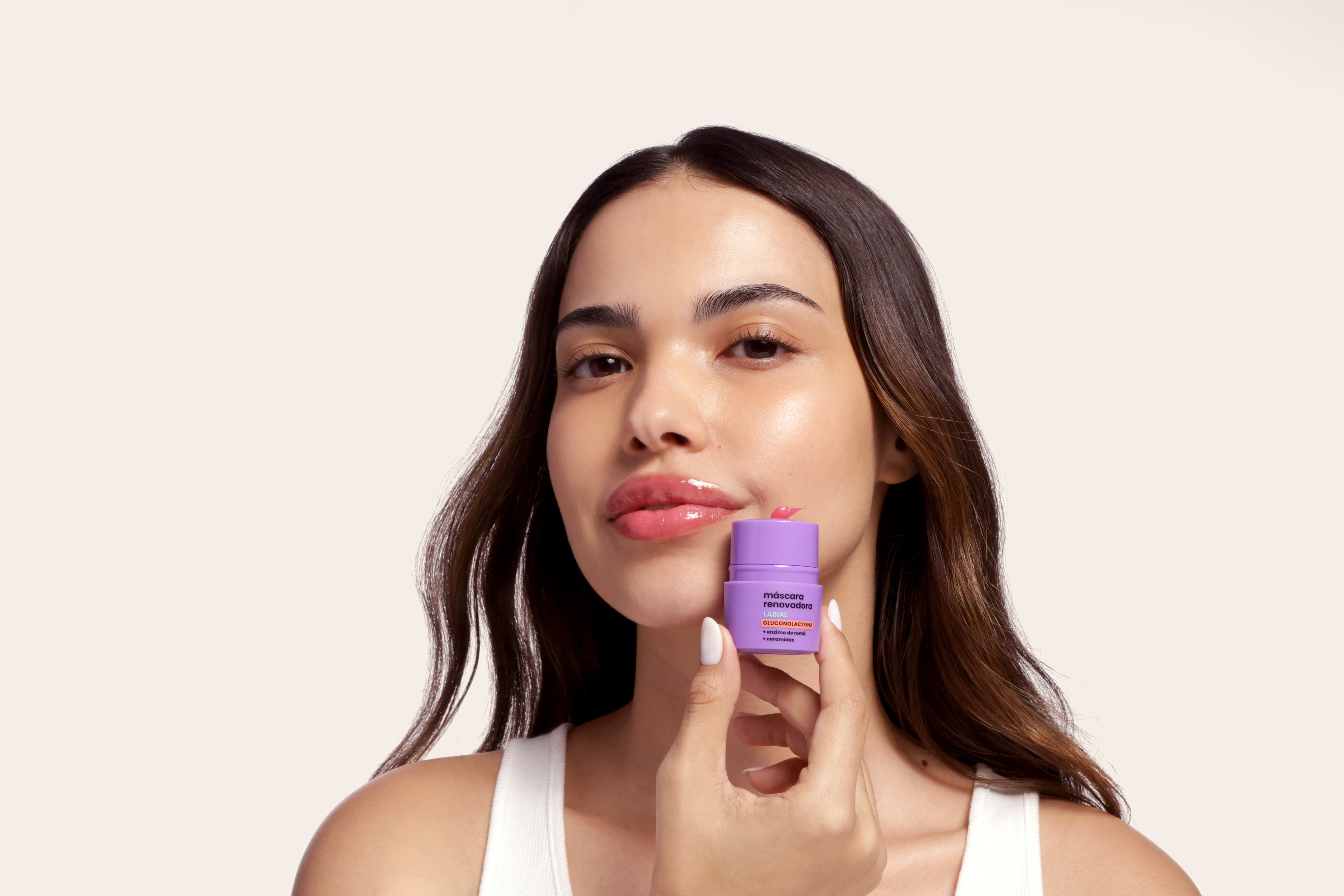 Carregar vídeo: Vídeo da Máscara Renovadora Labial Sallve: aplicação do gel-bálsamo nos lábios e resultado com lábios mais lisos e hidratados.