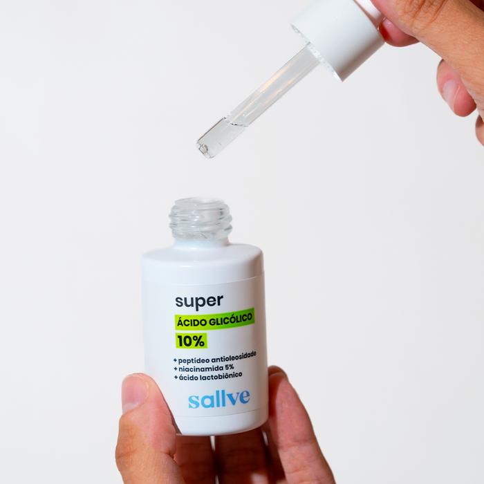 Pessoa segurando o frasco do Super Ácido Glicólico 10% da Sallve, mostrando o aplicador do sérum.
