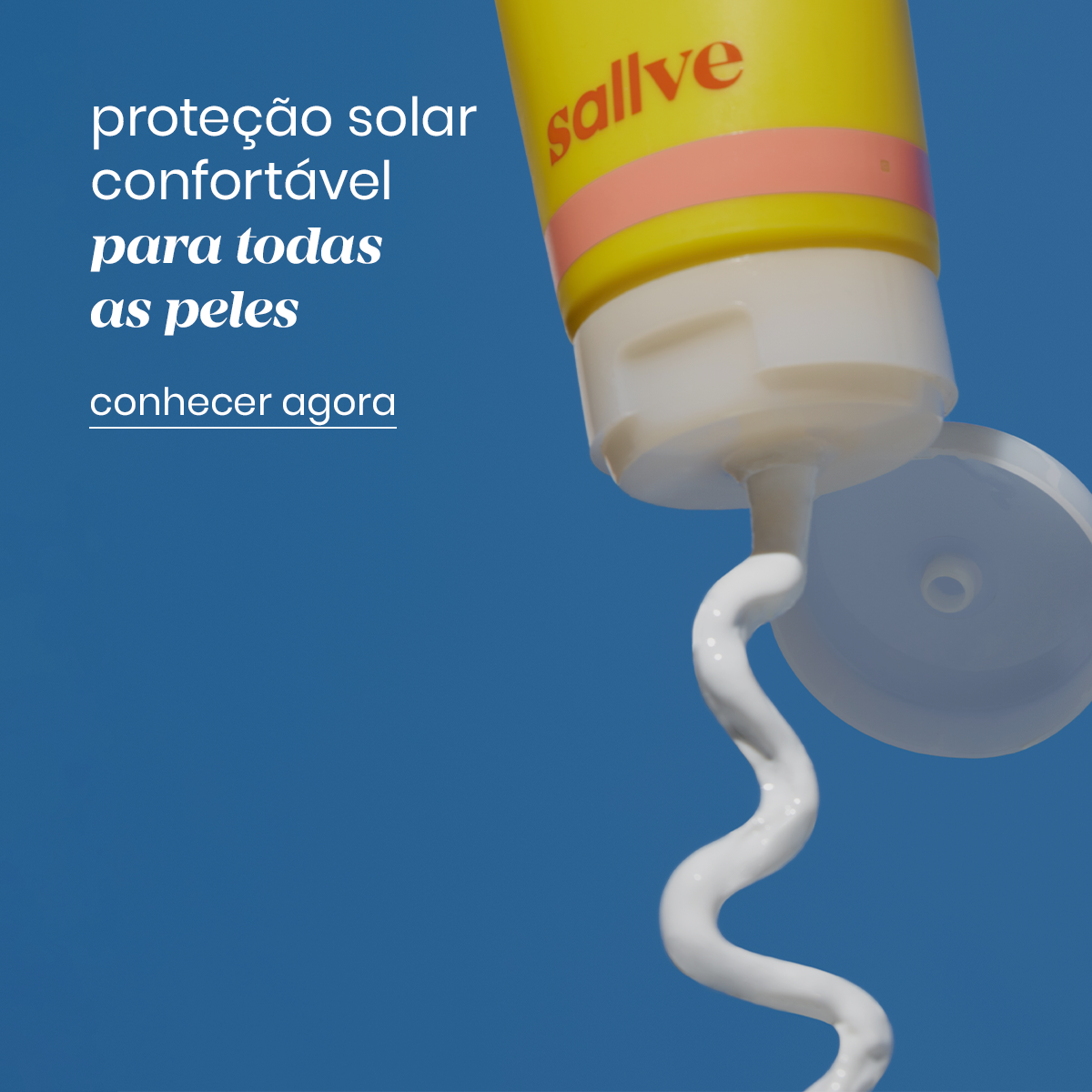 Banner com embalagem amarela do protetor solar da Sallve sendo apertada contra o fundo azul do céu. O texto destaca: 