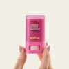 Bastão Antiatrito Sallve 15g na mão – stick corporal de aplicação prática