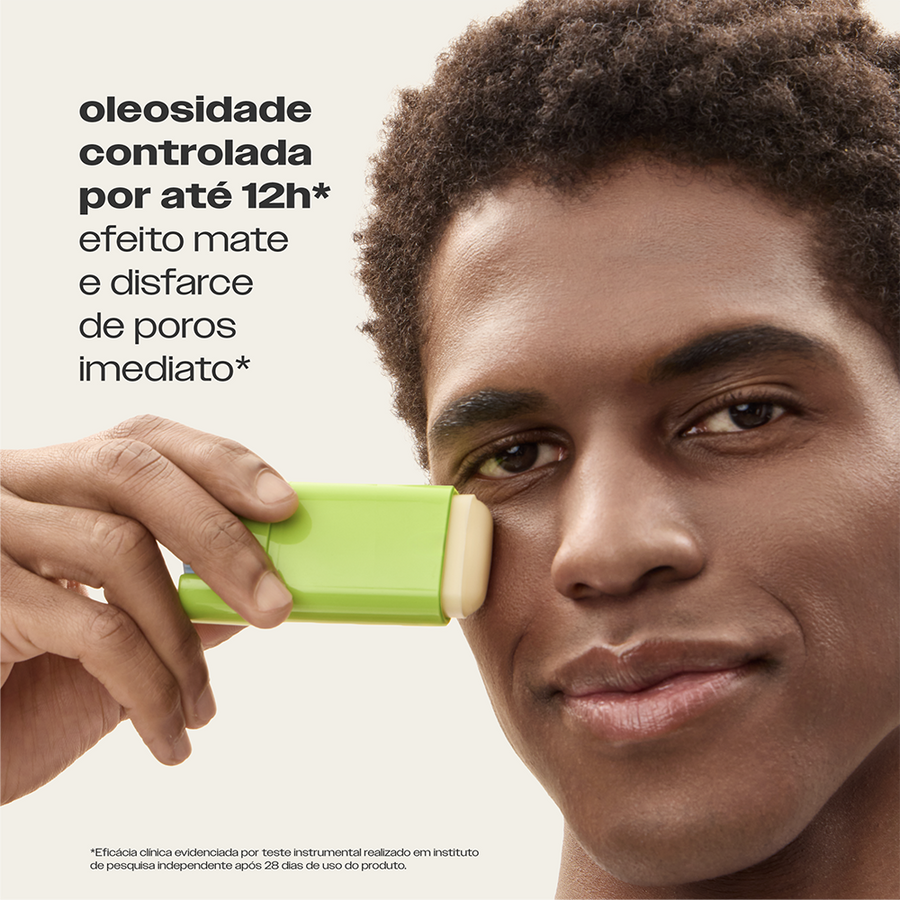 Bastão Antioleosidade Sallve aplicado na zona T – oleosidade controlada por até 12h com efeito mate e disfarce imediato de poros
