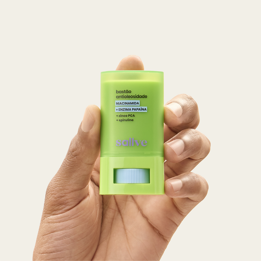Bastão Antioleosidade Sallve 15g na mão – stick facial para pele oleosa