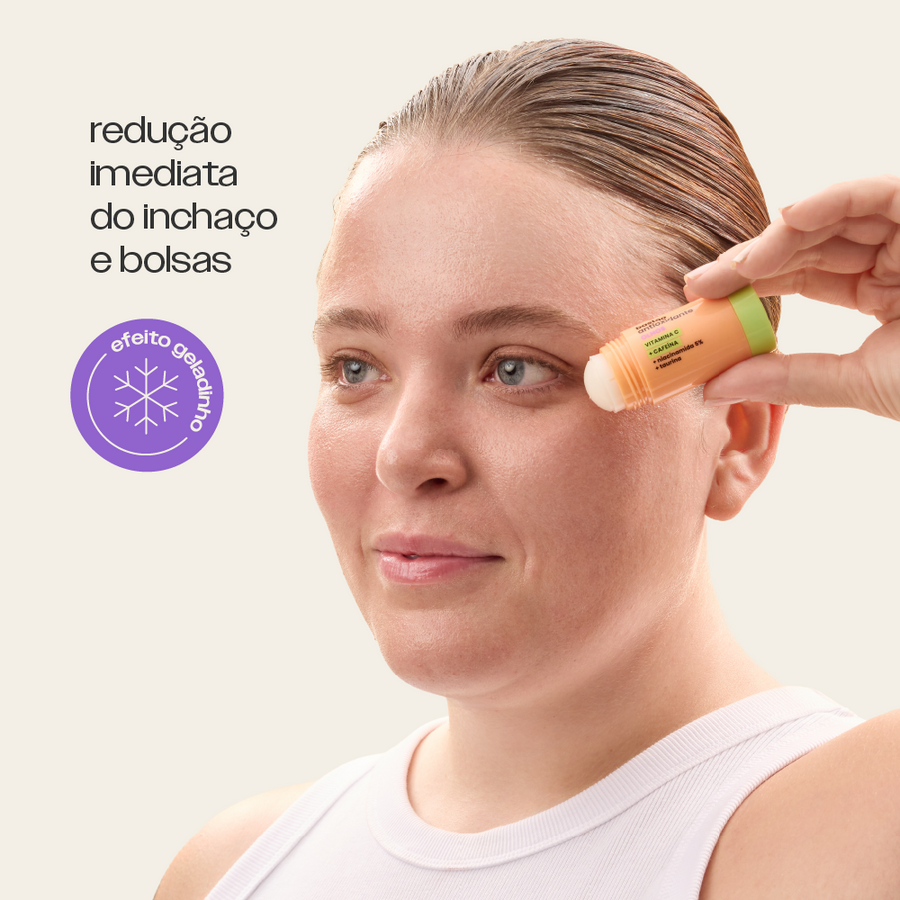 Bastão Antiolheiras Antioxidante Sallve aplicado na região dos olhos – redução imediata do inchaço e bolsas, com efeito gelado