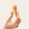 Bastão Antiolheiras Antioxidante Sallve na mão – stick para a região dos olhos com efeito gelado
