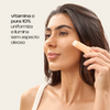 Bastão Vitamina C Pura 10% Sallve aplicado no rosto – uniformiza e ilumina sem aspecto oleoso