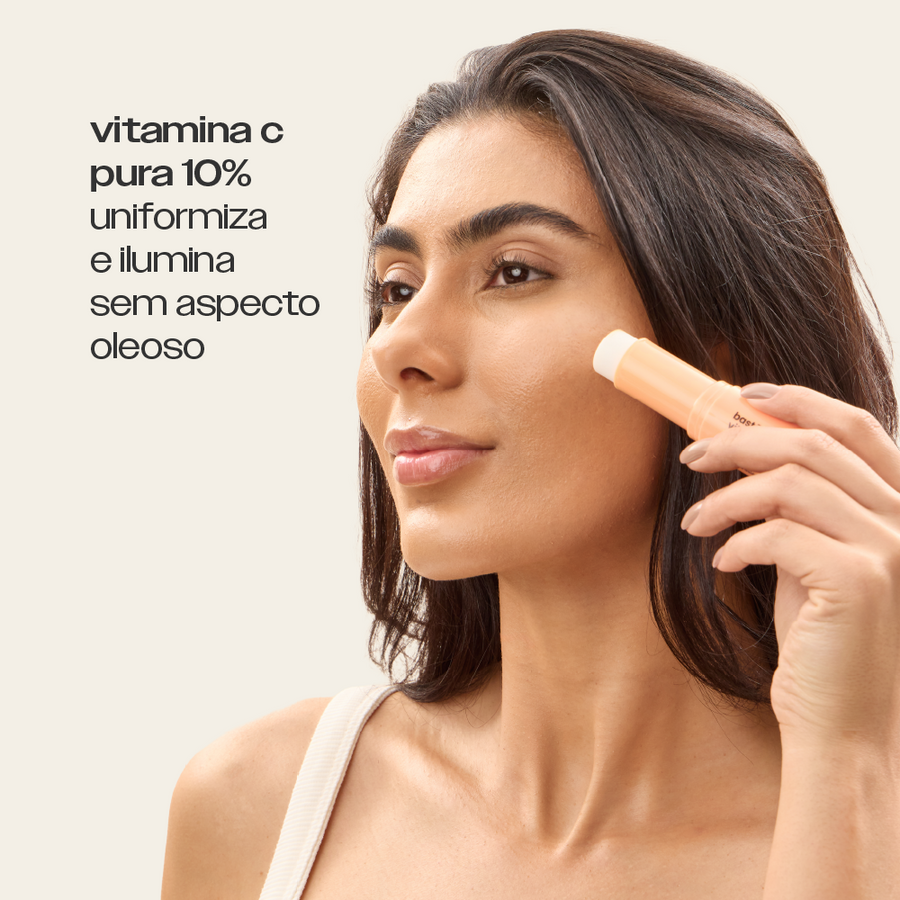 Bastão Vitamina C Pura 10% Sallve aplicado no rosto – uniformiza e ilumina sem aspecto oleoso