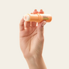 Bastão Vitamina C Pura 10% Sallve na mão – stick de textura leve e toque aveludado