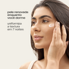 Creme Retexturizador Noturno Sallve aplicado no rosto – pele renovada enquanto você dorme, uniformiza a textura em 7 noites