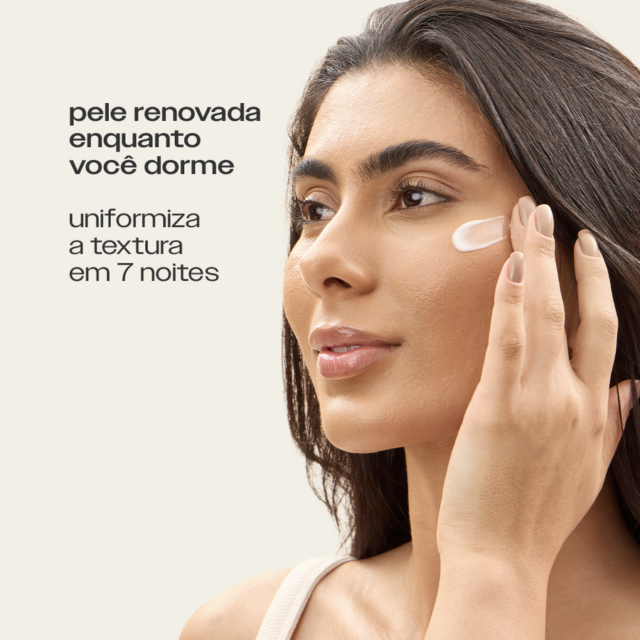 Creme Retexturizador Noturno Sallve aplicado no rosto – pele renovada enquanto você dorme, uniformiza a textura em 7 noites