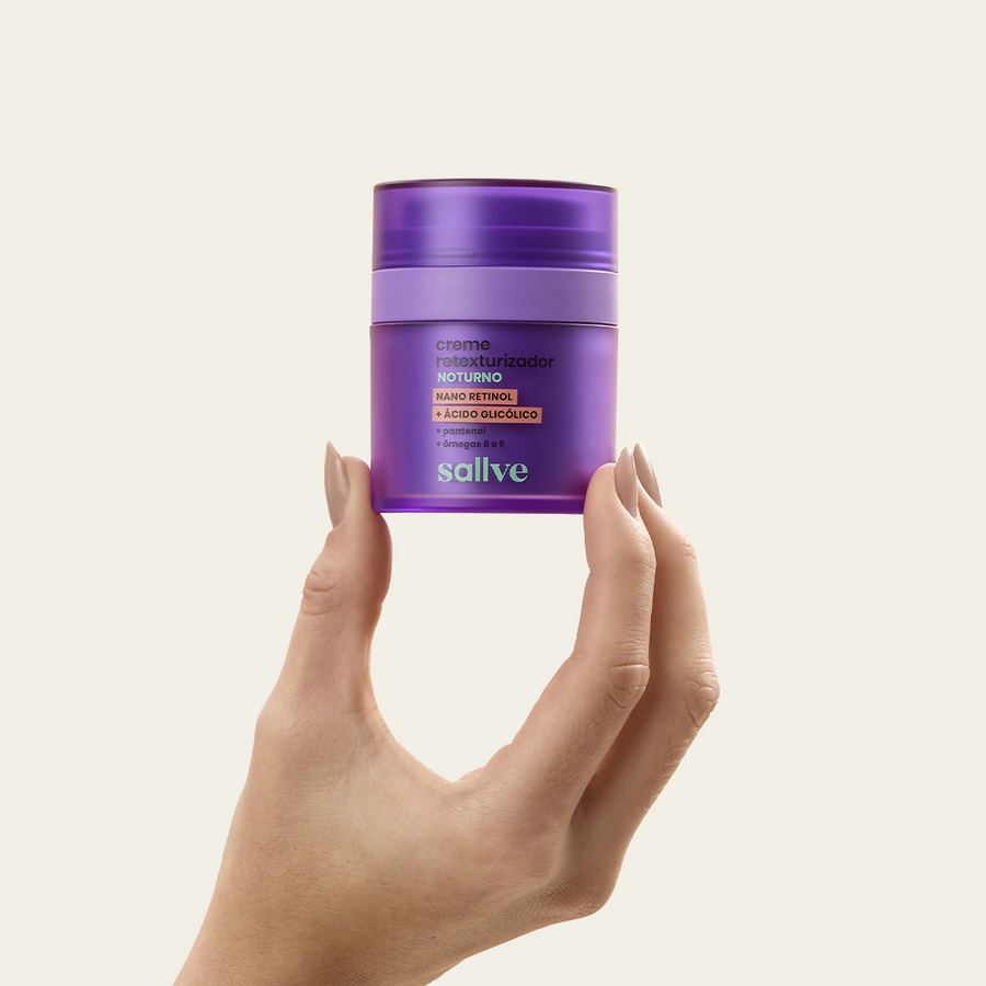Creme Retexturizador Noturno Sallve 30g na mão – pote com sistema pump