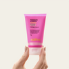 Hidratante Antiatrito Corporal Sallve 75g na mão – bisnaga com textura leve e sem grude