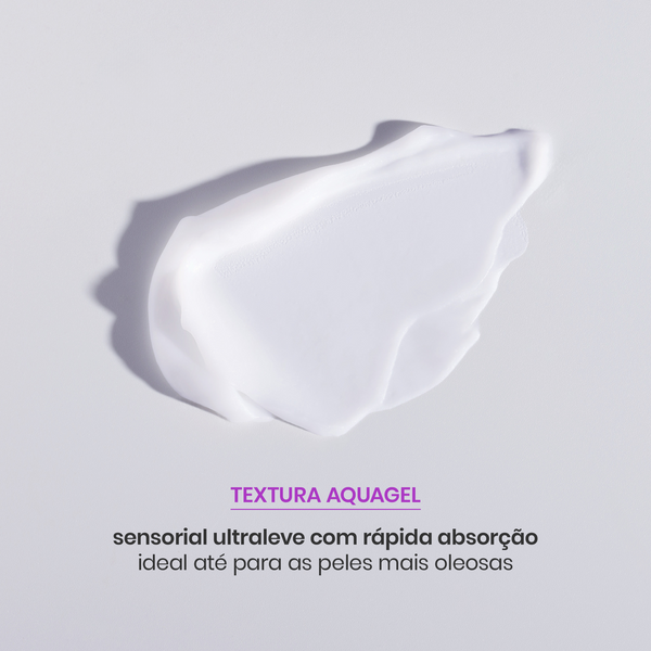 Textura aquagel leve e translúcida do Firmador Pró-Colágeno da sallve sobre fundo branco.
