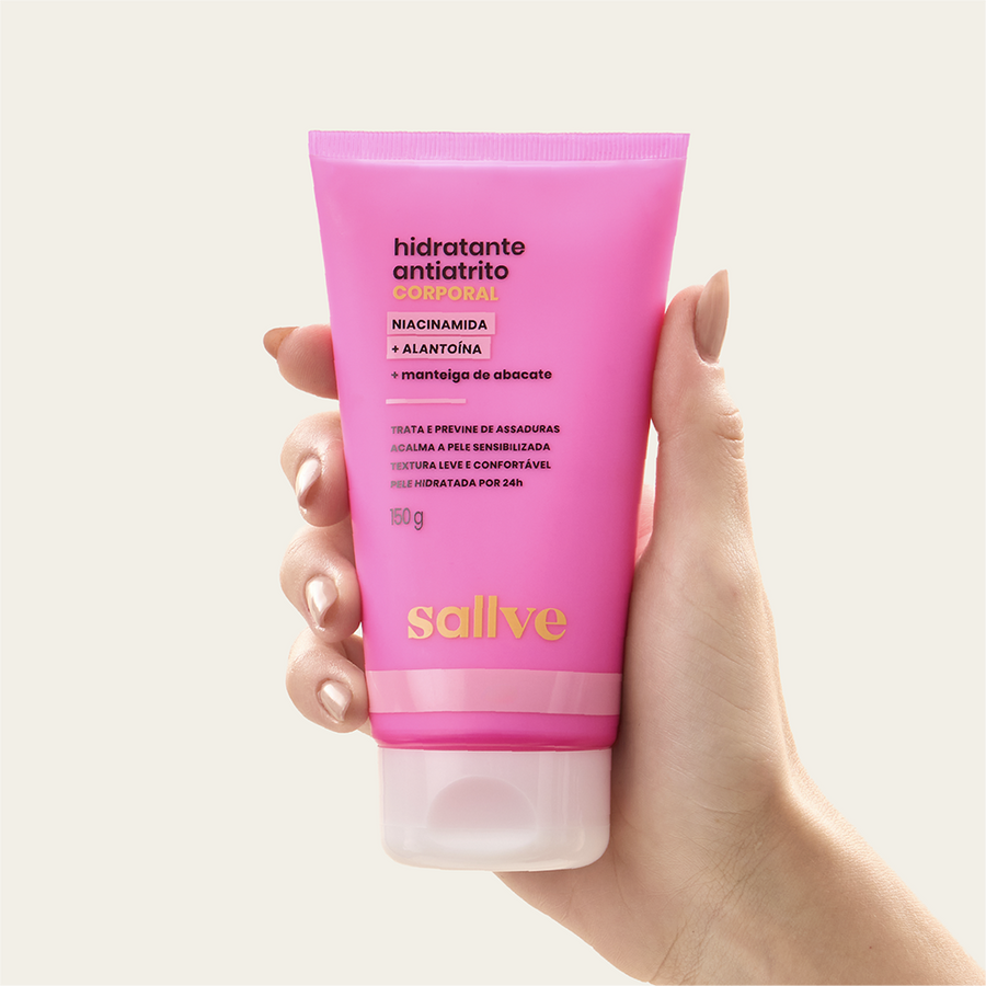 Hidratante Antiatrito Corporal Sallve 150g na mão – bisnaga tamanho grande para uso diário