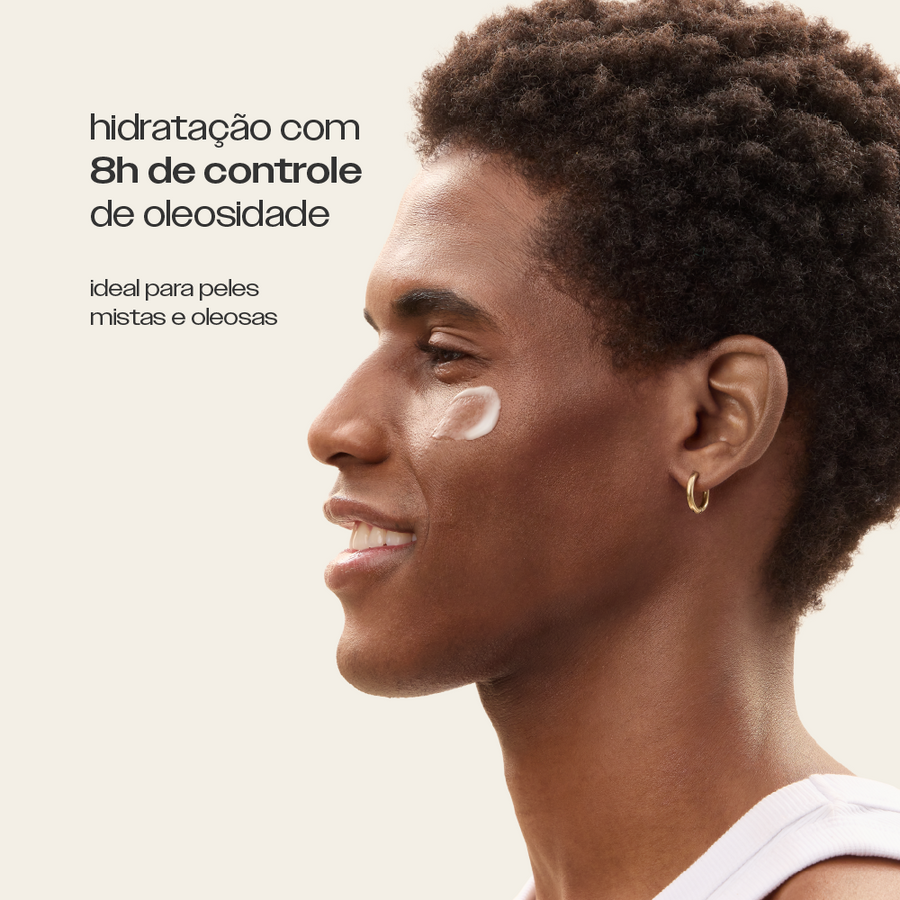 Hidratante Antioleosidade Sallve aplicado no rosto – hidratação com 8h de controle de oleosidade, ideal para peles mistas e oleosas