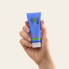 Hidratante Reparador Sallve 40g na mão – creme reparador para pele seca e sensibilizada
