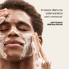 Limpador Antiacne Sallve aplicado no rosto – gel-espuma sem sulfatos para limpeza diária da pele acneica sem ressecar