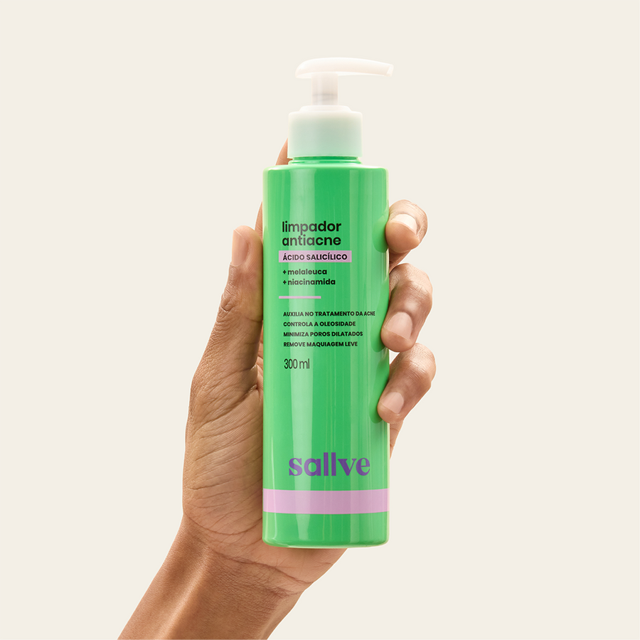 Limpador Antiacne Sallve 300ml na mão – frasco com pump para limpeza diária da pele com acne