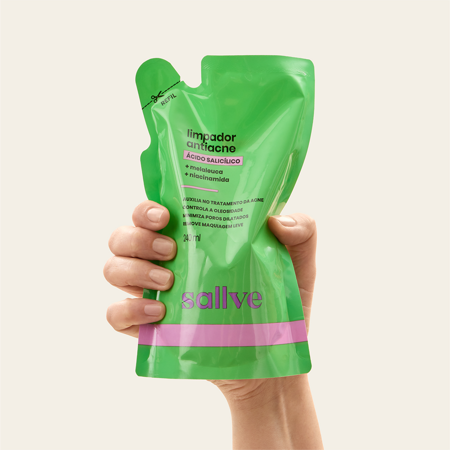Refil do Limpador Antiacne Sallve 240ml na mão – sachê refil para reabastecer o frasco de 300ml