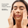 Limpador Antioleosidade Sallve aplicado no rosto – gel-espuma sem sulfatos para limpeza diária de peles mistas e oleosas