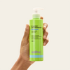 Limpador Antioleosidade Sallve 300ml na mão – frasco com pump para limpeza diária de pele oleosa