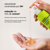Textura do Limpador Antioleosidade da Sallve sendo aplicada na mão, com destaque para redução de cravos e controle da oleosidade por 9h.
