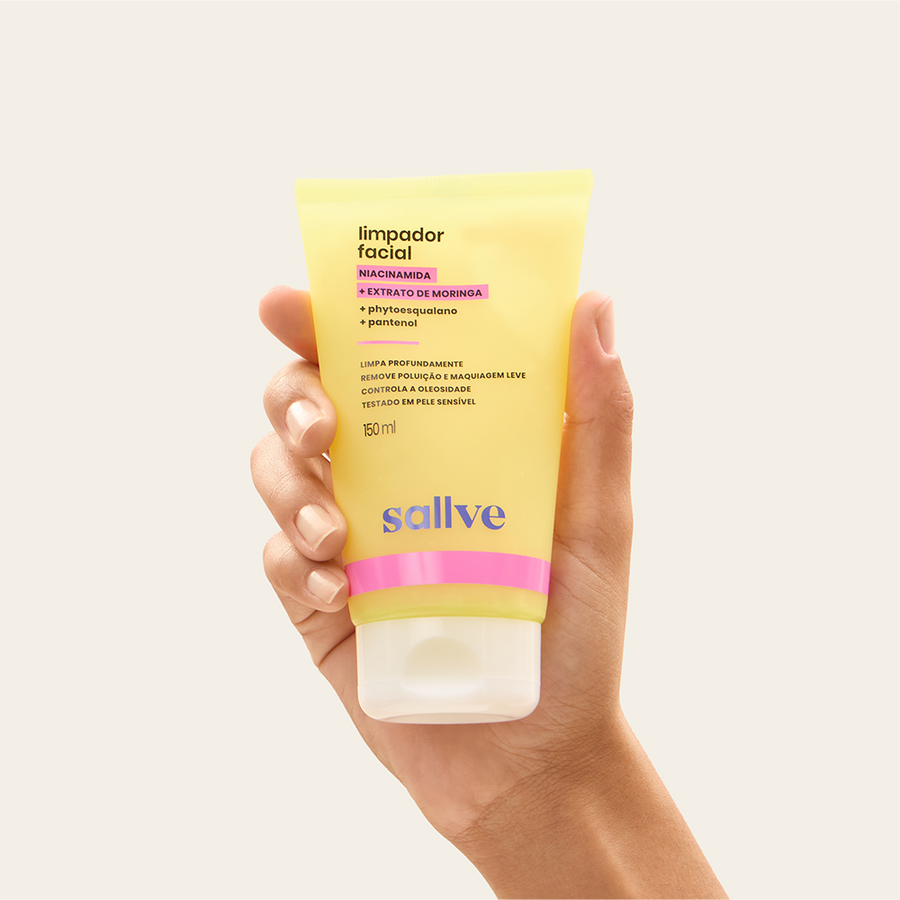 Limpador Facial Sallve 150ml na mão – bisnaga em tamanho intermediário