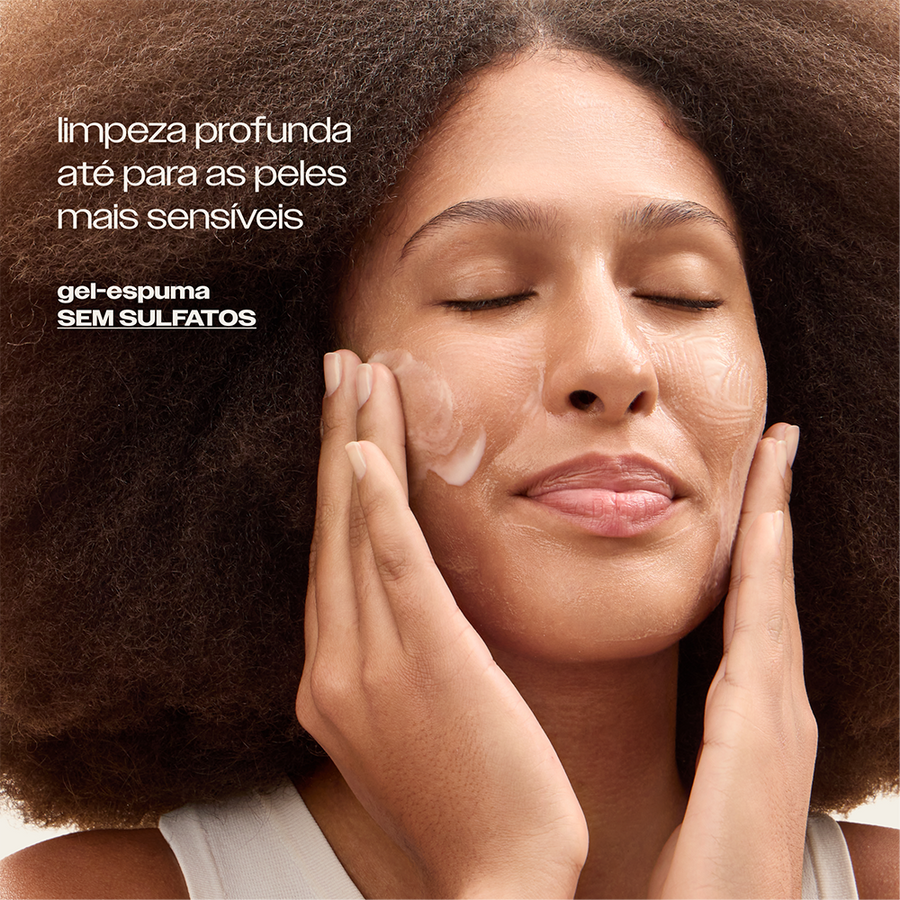 Limpador Facial Sallve aplicado no rosto – gel-espuma sem sulfatos com limpeza profunda até para as peles mais sensíveis