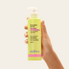 Limpador Facial Sallve 300ml na mão – frasco com pump para limpeza facial diária