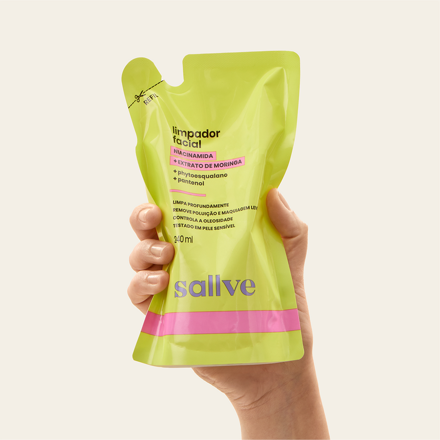 Refil do Limpador Facial Sallve 240ml na mão – sachê refil para reabastecer o frasco de 300ml