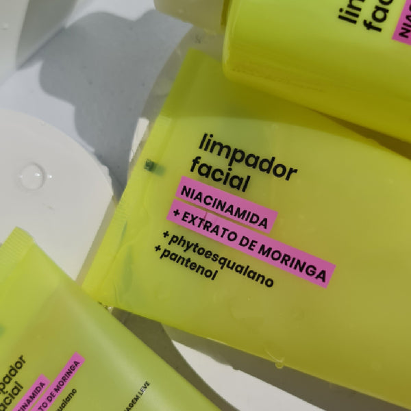 Detalhe das embalagens do Limpador Facial Sallve com niacinamida e extrato de moringa, mostrando textura e rótulo do produto.