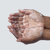 Espuma suave do Limpador Facial Sallve nas mãos, destacando a textura cremosa e a limpeza gentil do produto.