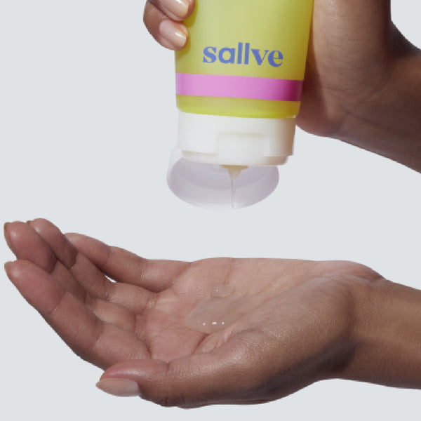 Textura em gel do Limpador Facial Sallve sendo aplicada na palma da mão, mostrando a consistência leve e transparente do produto.