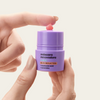 Máscara Renovadora Labial Sallve 14g na mão – aplicador com o gel-bálsamo rosa