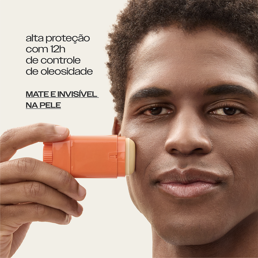 Protetor Solar Bastão Antioleosidade Sallve aplicado no rosto – alta proteção com 12h de controle de oleosidade, mate e invisível na pele