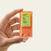 Protetor Solar Bastão Antioleosidade Sallve 15g na mão – stick facial prático para reaplicação