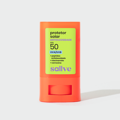 Protetor solar em bastão Sallve FPS 50 com ação antioleosidade, niacinamida e peptídeo.