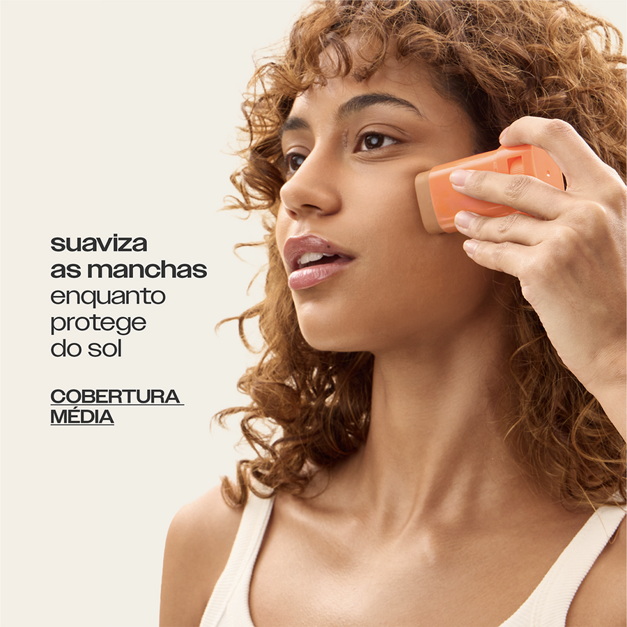 Protetor Solar Bastão com Cor Antimanchas FPS 90 Sallve aplicado no rosto – suaviza as manchas enquanto protege do sol, com cobertura média