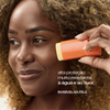 Protetor Solar Bastão FPS 60 Muito Resistente Sallve aplicado no rosto – alta proteção muito resistente à água e ao suor, invisível na pele